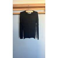 longsleeve zwart met gouden knopen.